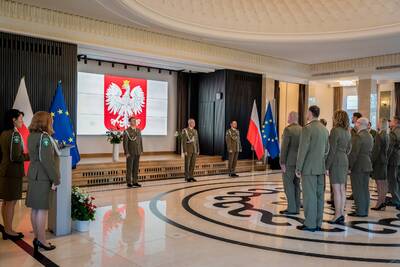 Narodowe Święto Niepodległości Zdjęcie funkcjonariuszy stojących w szeregu w czasie obchodu Święta