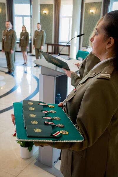 Narodowe Święto Niepodległości Medale i Odznaczenia trzymane do wręczenia przez funkcjonariuszkę