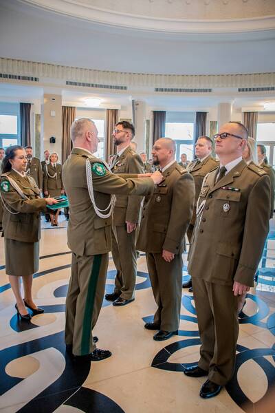 Narodowe Święto Niepodległości Komendant Biura wręcza medal, przypinając go do munduru