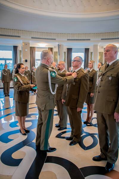 Narodowe Święto Niepodległości Komendant Biura wręcza medal, przypinając go do munduru