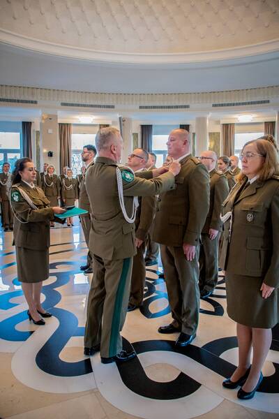 Narodowe Święto Niepodległości Komendant Biura wręcza medal/odznakę Straży Granicznej, przypinając go do munduru