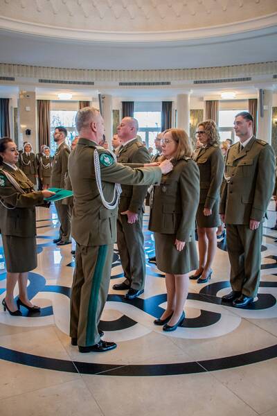 Narodowe Święto Niepodległości Komendant Biura wręcza medal/odznakę Straży Granicznej, przypinając go do munduru