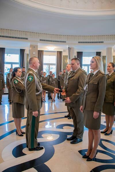 Narodowe Święto Niepodległości Komendant Biura wręcza medal/odznakę Straży Granicznej