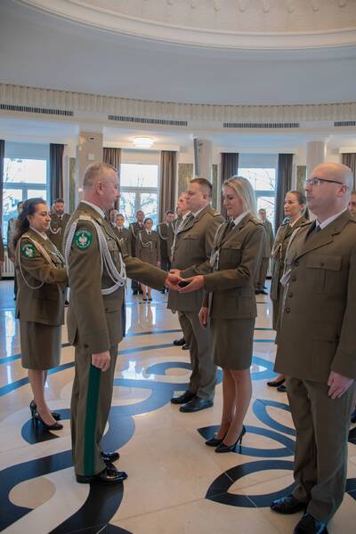 Narodowe Święto Niepodległości Komendant Biura wręcza medal/odznakę Straży Granicznej