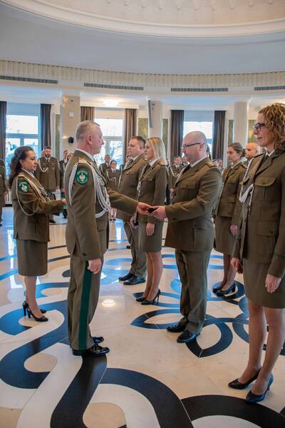 Narodowe Święto Niepodległości Komendant Biura wręcza medal/odznakę Straży Granicznej