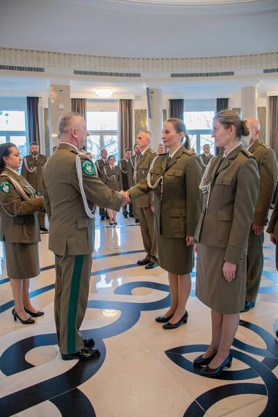 Narodowe Święto Niepodległości Komendant Biura gratuluje funkcjonariuszowi