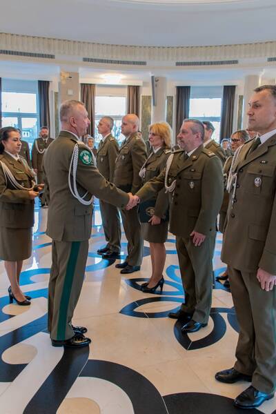 Narodowe Święto Niepodległości Komendant Biura gratuluje funkcjonariuszowi