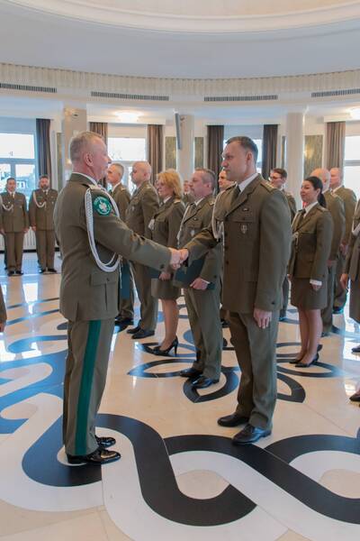 Narodowe Święto Niepodległości Komendant biura gratuluje funkcjonariuszowi