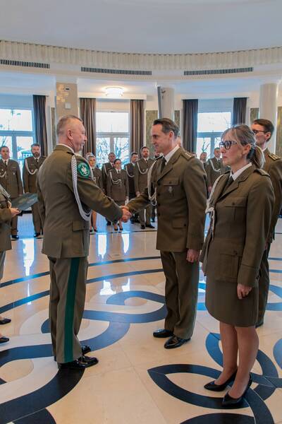 Narodowe Święto Niepodległości Komendant biura gratuluje funkcjonariuszowi