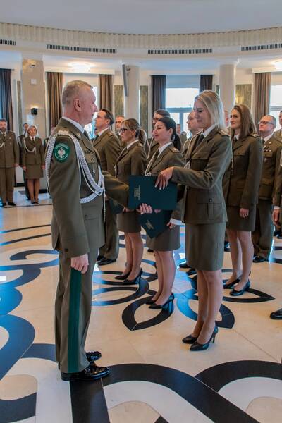 Narodowe Święto Niepodległości Komendant Biura wręcza aktówkę z odznaczeniem funkcjonariuszowi