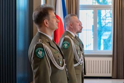 Narodowe Święto Niepodległości Funkcjonariusze stoją na baczność