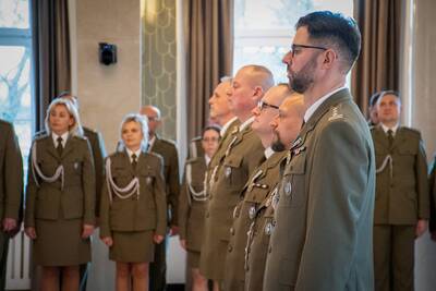 Narodowe Święto Niepodległości Funkcjonariusze stoją na baczność