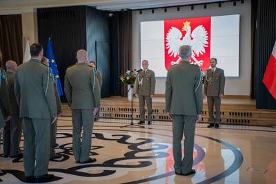 Narodowe Święto Niepodległości Funkcjonariusze stoją na baczność