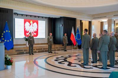 Narodowe Święto Niepodległości Funkcjonariusze stoją na baczność