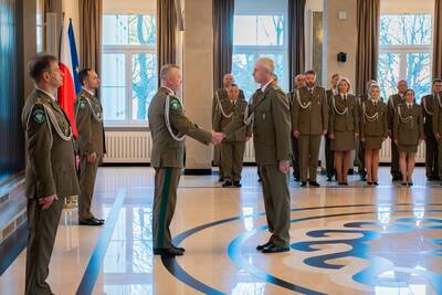 Narodowe Święto Niepodległości Komendant Biura gratuluje funkcjonariuszowi