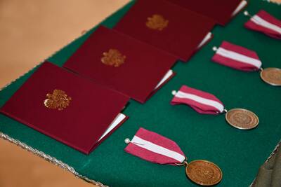 Święto Straży Granicznej BSWSG na zdjęciach funkcjonariusze odznaczani medalami, odznakami