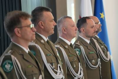 Święto Straży Granicznej BSWSG na zdjęciu funkcjonariusze odznaczani medalami i odznaczeniami