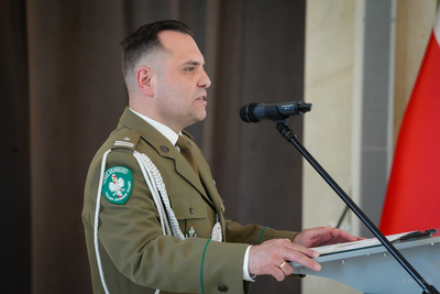 Święto Straży Granicznej BSWSG na zdjęciu funkcjonariusze odznaczani medalami i odznaczeniami